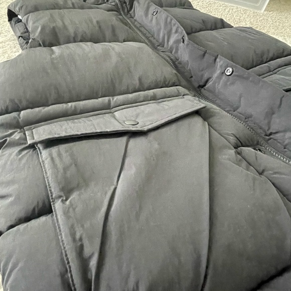 NEW Gap Puffer Vest in size large (black) - Picture 3 of 7